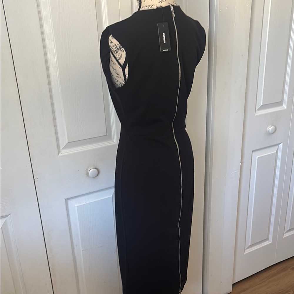 Elegant Black Sleeveless Dress - Picture 3 of 3